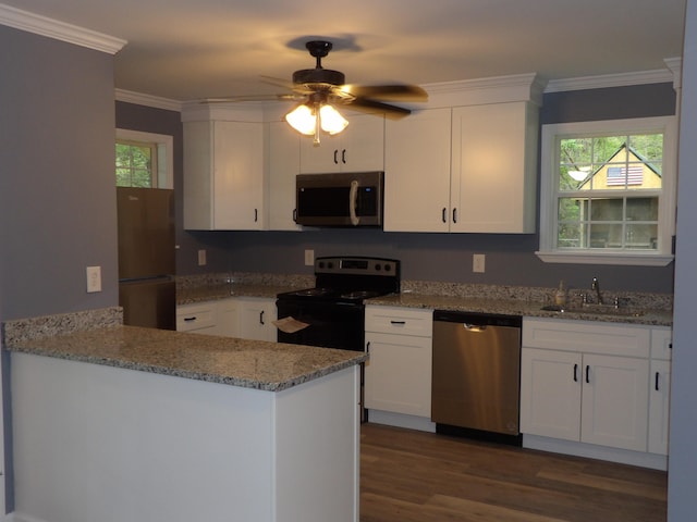 kitchen featuring white cabinets, stainless steel appliances, kitchen peninsula, and sink