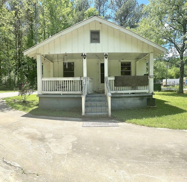 view of front of house featuring a front yard and covered porch