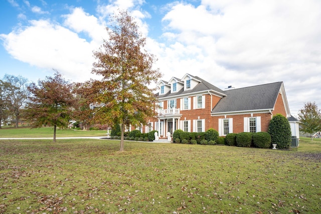 view of front facade featuring a front yard and central AC unit