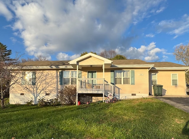 single story home with a front lawn