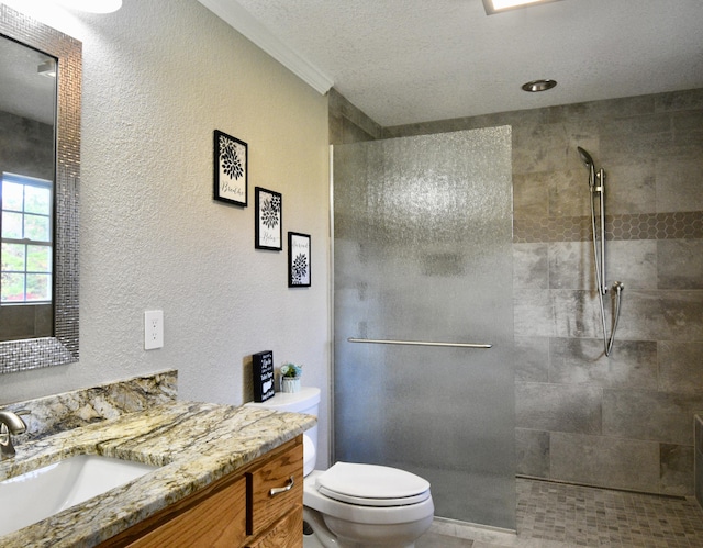 334 Belaire Dr, Copperhill, TN 37317 - bathroom featuring a tile shower, toilet, vanity, a textured wall, and a textured ceiling
