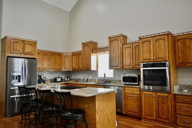 334 Belaire Dr, Copperhill, TN 37317 - kitchen with appliances with stainless steel finishes, high vaulted ceiling, a sink, dark wood-type flooring, and backsplash