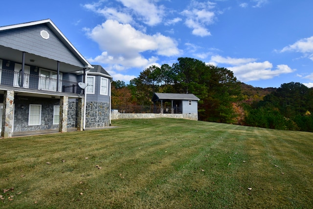 view of yard featuring a balcony