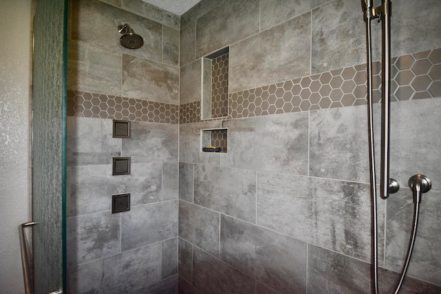 room details featuring a tile shower