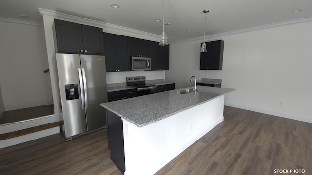 kitchen featuring stainless steel appliances, a center island with sink, sink, hanging light fixtures, and dark hardwood / wood-style flooring