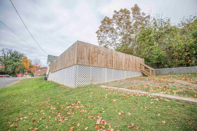 view of side of property featuring a lawn