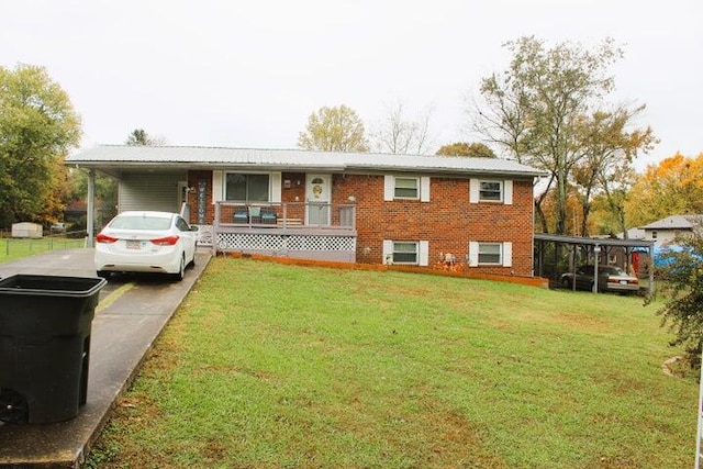 view of front of property featuring a porch, a front lawn, and a carport