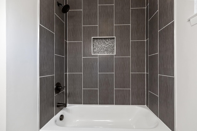 bathroom featuring tiled shower / bath combo