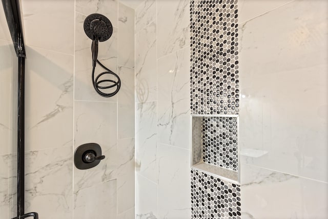 details featuring tiled shower