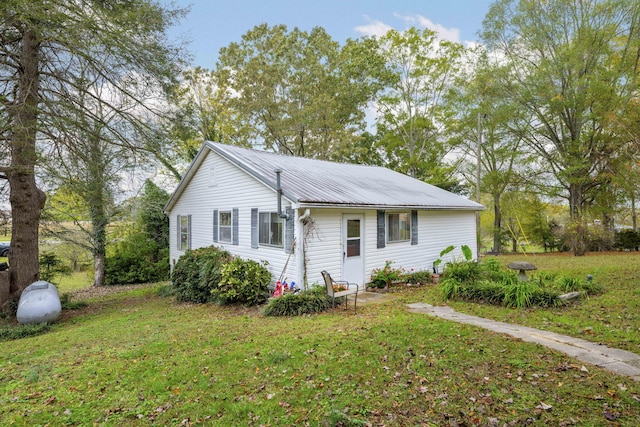 view of front of home featuring a front lawn