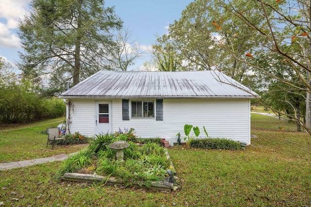 view of side of property featuring a yard