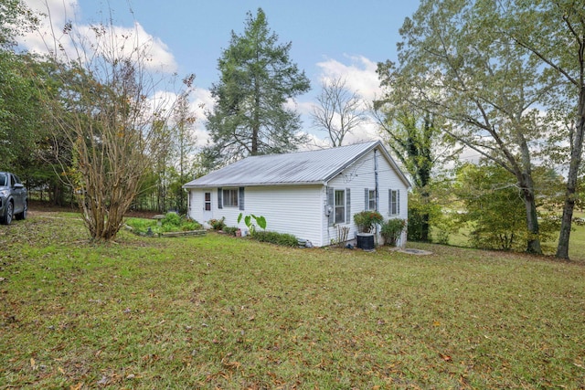 view of side of property featuring a lawn