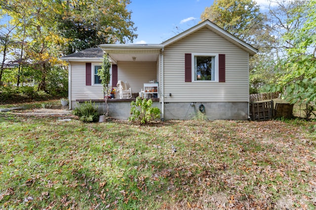 view of front facade with a front yard