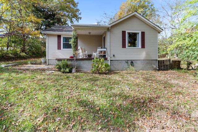 view of front of property with a front lawn