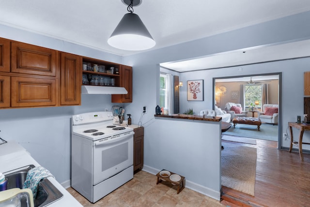 kitchen featuring white electric range oven, light wood-type flooring, decorative light fixtures, kitchen peninsula, and ceiling fan