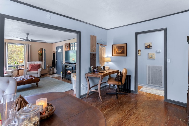 living room with dark wood-type flooring and ceiling fan