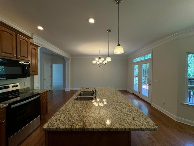 kitchen featuring sink, an island with sink, dark wood-type flooring, and stainless steel electric range