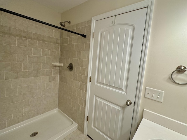 bathroom featuring tiled shower