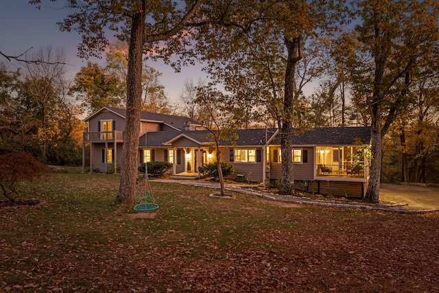 view of front facade featuring a yard