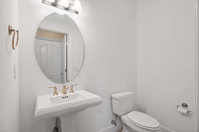 bathroom featuring toilet and sink