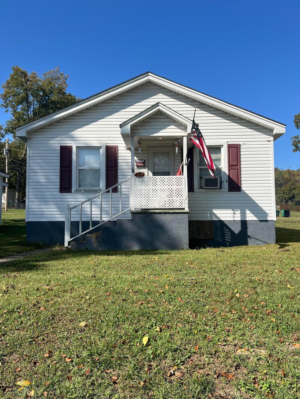 view of front of property featuring a front lawn