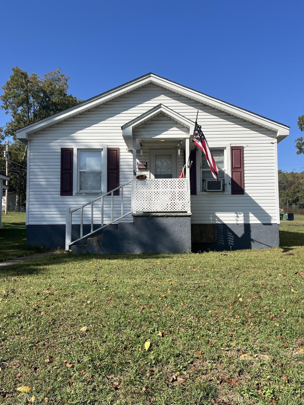 304 Walnut Ave, South Pittsburg, TN 37380 - view of front of house featuring a front yard and a porch