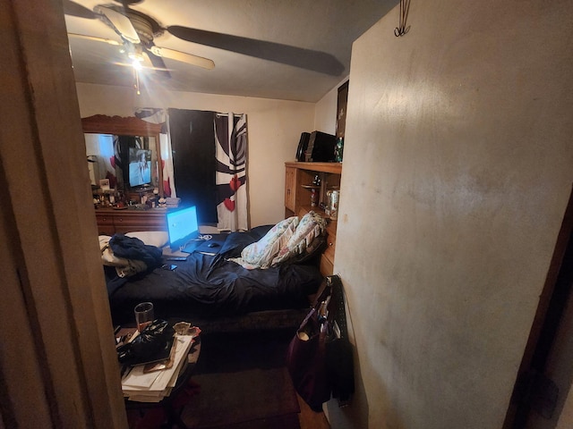 bedroom featuring ceiling fan