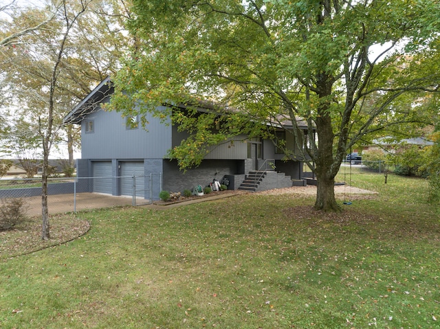 view of front facade featuring a garage and a front yard