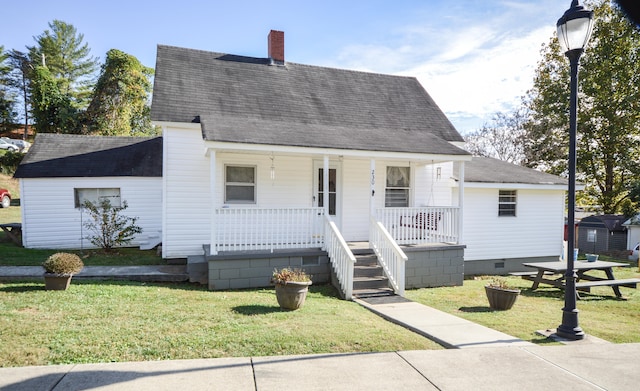 view of front of house with covered porch and a front yard