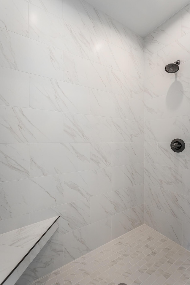 bathroom featuring a tile shower