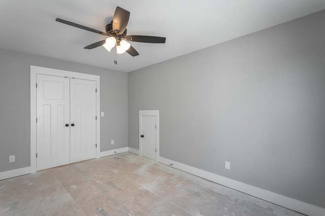 unfurnished bedroom with ceiling fan and a closet