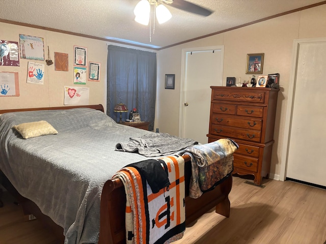 bedroom featuring crown molding, a textured ceiling, light hardwood / wood-style floors, lofted ceiling, and ceiling fan