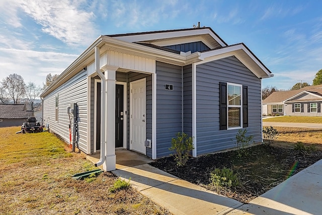 view of front facade featuring a front yard