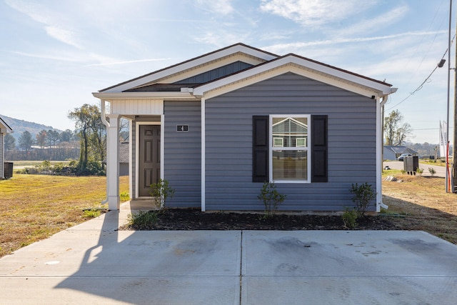 bungalow-style home featuring a front lawn