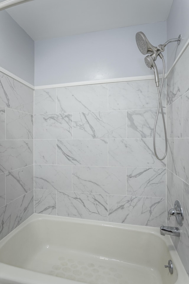 bathroom with tiled shower / bath