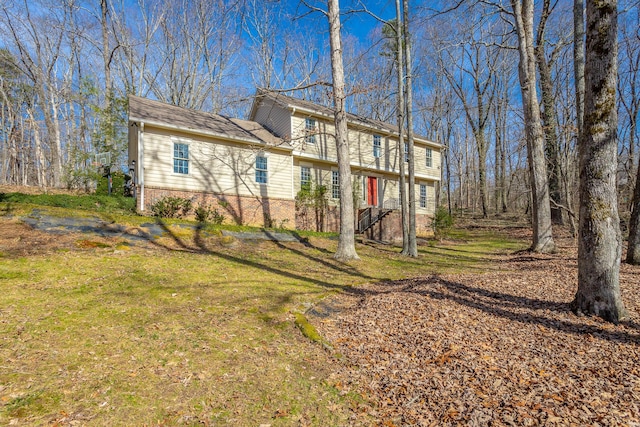 view of front facade featuring a front lawn