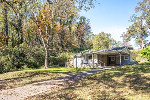 ranch-style house featuring a front yard