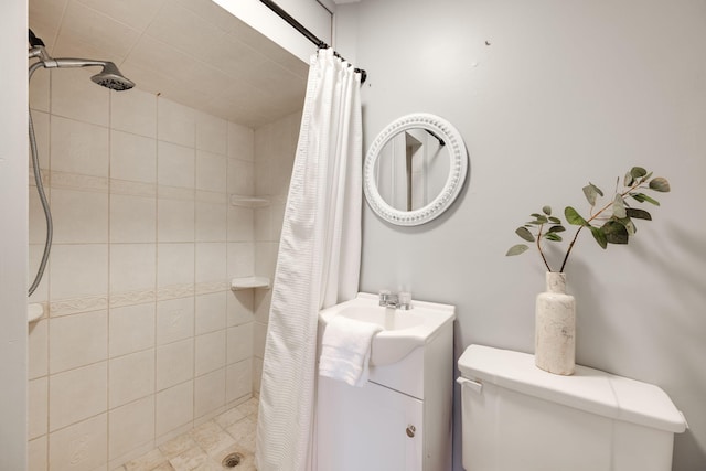 bathroom featuring a shower with curtain, vanity, and toilet