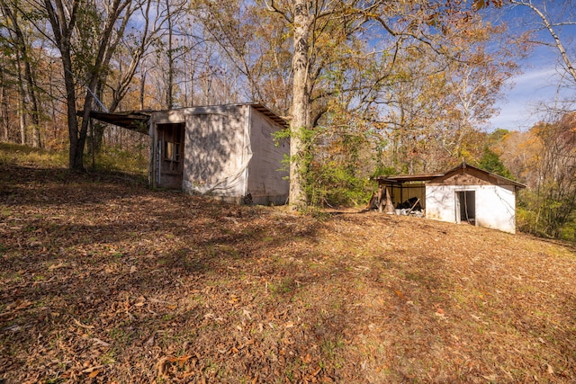 view of yard with a storage shed