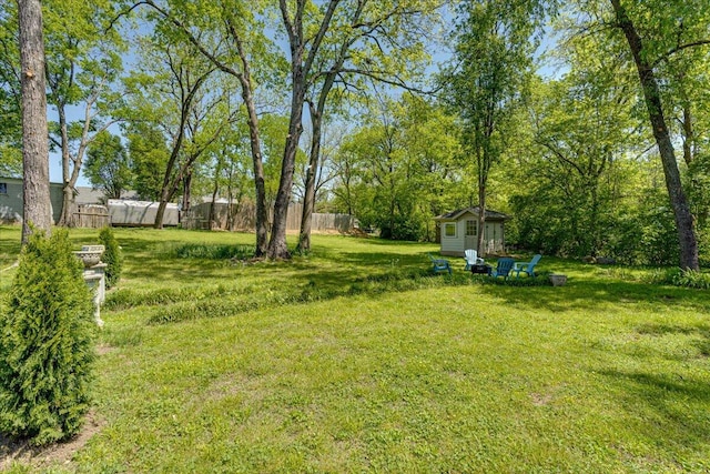 view of yard with an outdoor structure