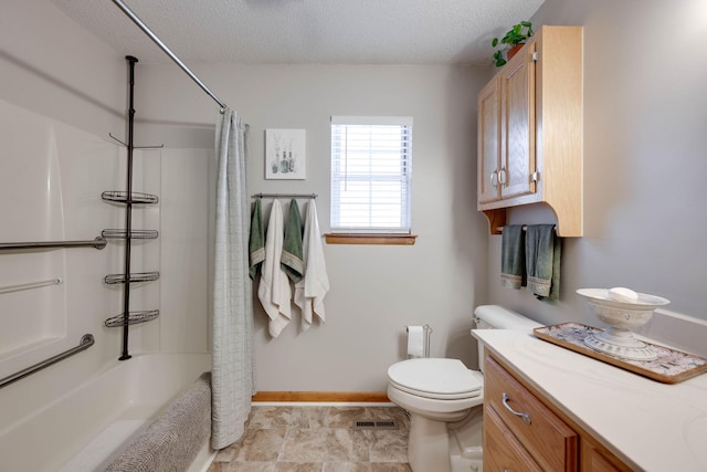 full bathroom featuring a textured ceiling, shower / tub combo with curtain, vanity, and toilet