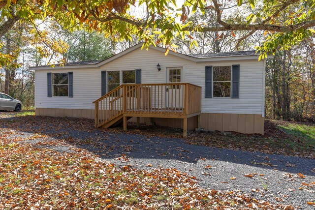 manufactured / mobile home featuring a wooden deck