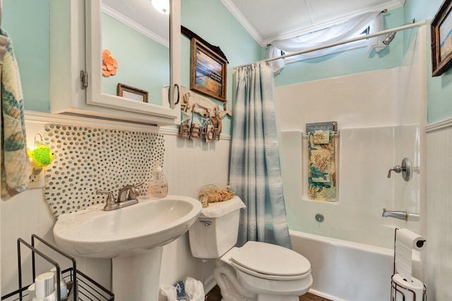 bathroom featuring shower / tub combo with curtain, toilet, backsplash, and crown molding