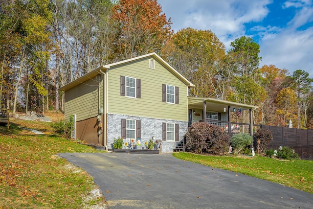 split level home featuring a front yard