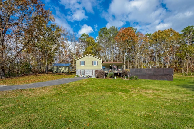 view of front facade with a front yard