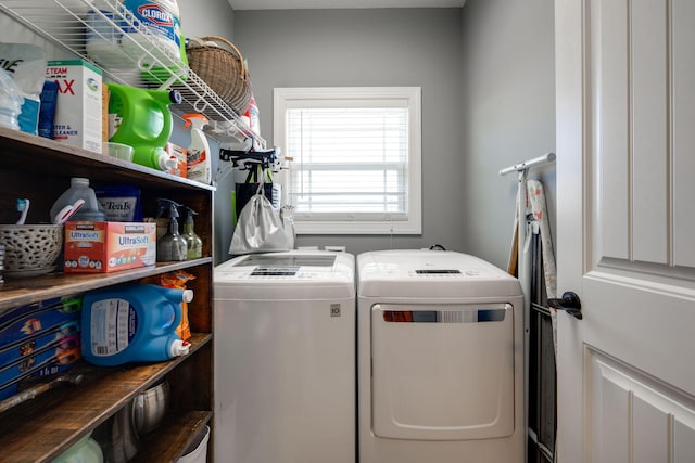 washroom featuring washing machine and clothes dryer