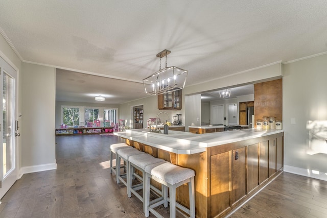 kitchen featuring a textured ceiling, kitchen peninsula, dark hardwood / wood-style floors, and a breakfast bar