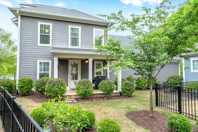 view of front facade with a front yard