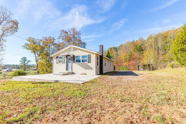 view of front of property featuring a patio and a front yard