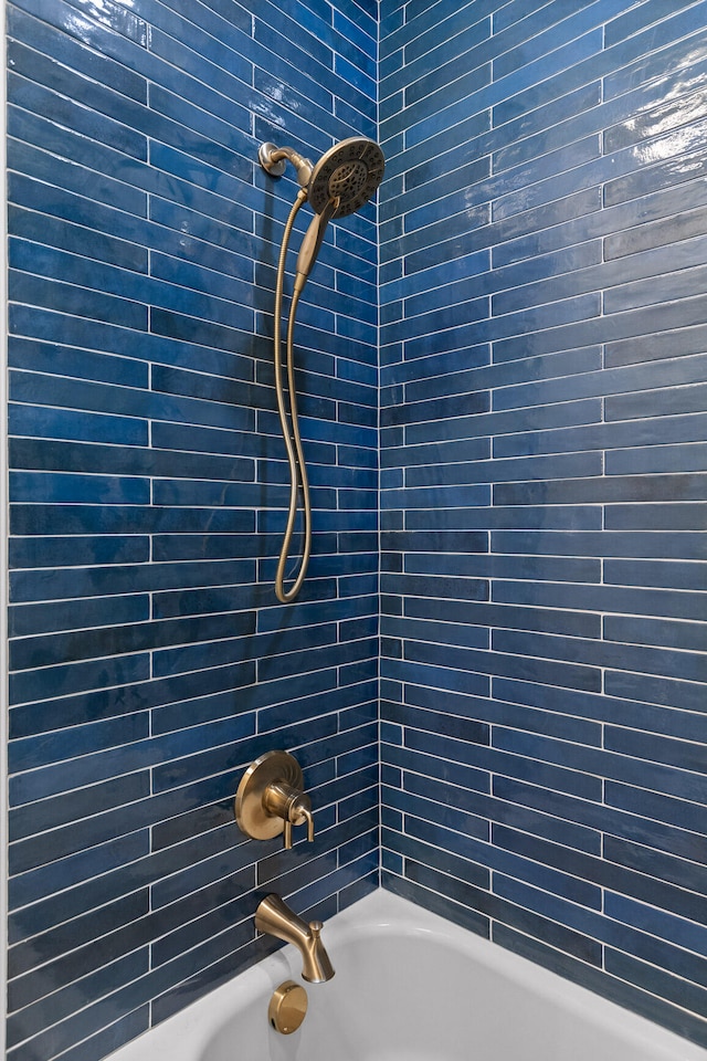 bathroom featuring tiled shower / bath combo